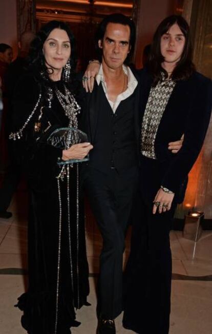 Nick Cave, arropado por su mujer Susie y su hijo, el actor Earl Cave, en un evento celebrado en Londres en octubre del año pasado.