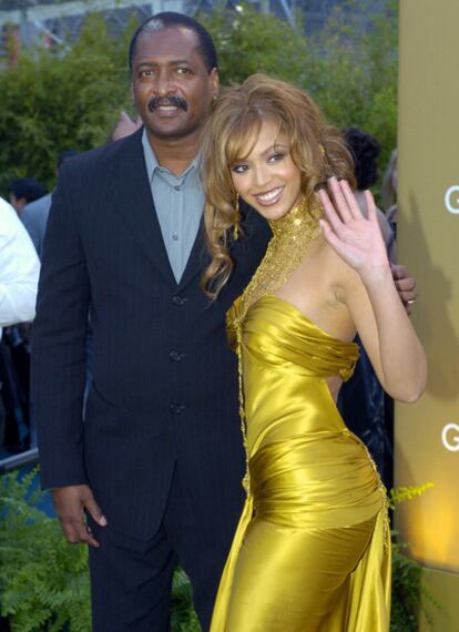 La cantante Beyoncé y su padre, Matthew Knowles, a su llegada a la entrega de los premios Grammy, en una imagen de febrero de 2004.
