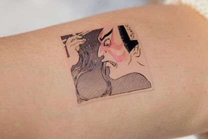 <p>Aún no está a la <a href="http://www.konbini.com/us/lifestyle/japanese-temporary-tattoos-food-allergies-soba/" target="_blank">venta.</a></p> <p>La alergia al trigo sarraceno, un cereal muy popular para elaborar una sopa, es muy habitual en el país nipón. Precisamente, unos <em><a href="http://www.trendhunter.com/trends/allergydetecting-temporary-tattoos" target="_blank">tattoos</a></em> o parches temporales al estilo <em><a href="http://www.metmuseum.org/toah/hd/ukiy/hd_ukiy.htm" target="_blank">ukiyo-e</a></em>, hechos de ese cereal, el <em>soba-yu,</em> cocido, pueden detectar si se padece esa alergia. ¿Cómo? Se ponen rojos si la persona es alérgica. “Se trata de una solución técnicamente interesante para detectar alergias desconocidas de manera precoz. Otra cosa es su posible modelo económico (no sé sabe lo que cuesta y quién lo podrá pagar), pero sería la bomba que a partir de estos avances la gente pudiera hacerse <em>tests</em> de alergias (o de intolerancias como al gluten) de un modo tan poco invasivo”, añade Llordachs.</p> <p>“El método que existe para diagnosticar alergias alimentarias es el <em><a href="https://dialnet.unirioja.es/descarga/articulo/4175707.pdf" target="_blank">prick test</a></em>, una prueba en la que se deposita una pequeña cantidad del alérgeno en la cara interna del antebrazo, para determinar si el paciente es alérgico a esta sustancia: en caso positivo, la zona se enrojece y surgen un sarpullido. Si los tatuajes temporales incorporan trigo sarraceno y éste entra en la piel lo suficiente, podría desencadenar una reacción cutánea en los usuarios que fueran alérgicos. No obstante, lo que se pondría rojo y se hincharía sería la piel, no el tatuaje”, explica Larraya.</p>