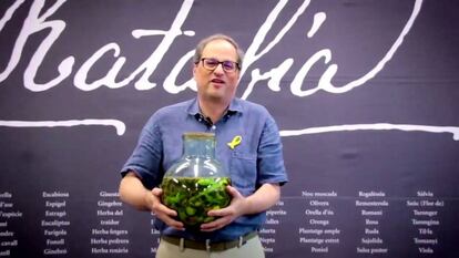 Quim Torra, a Santa Coloma de Farners, en sortir d’una fàbrica de ratafia.