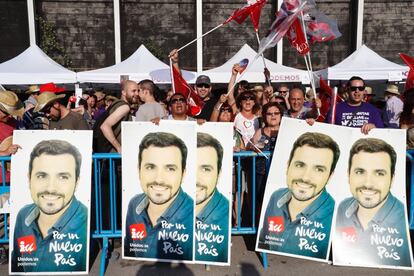 Militantes de Izquierda Unida muestran carteles de su líder Alberto Garzón antes de los actos de cierre de campaña de Unidos Podemos en Madrid.