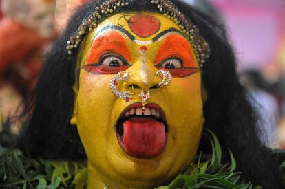 Un hindú caracterizado como la diosa Maha Kali participa en una procesión con motivo de la festividad Bonalu en el templo Sri Ujjaini Mahakali de Secunderabad (India).