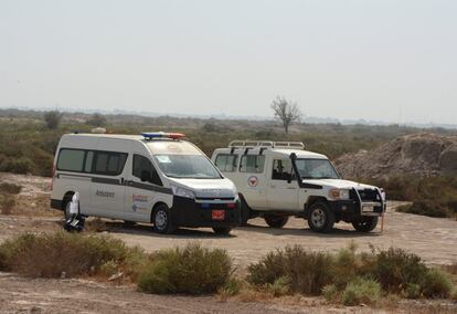 Una ambulancia junto a un vehículo de la empresa AKAF. La empresa tiene cuatro ambulancias preparadas con sus paramédicos que están en el lugar hasta que acaba la jornada.