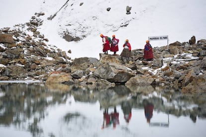 Las guías de montaña del grupo de escaladoras Cholita, defensoras del glaciar Charquini, en Bolivia. Estas mujeres luchan por preservar el sitio que año con año se ve degradado por la ola de turistas que lo visitan.