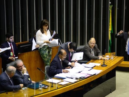 Sampaio discursa enquanto Cunha conversa, no dia 11.