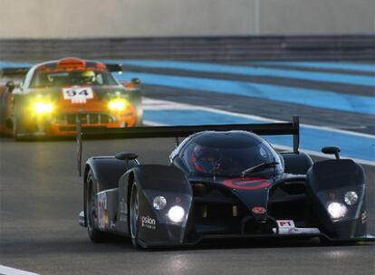 El coche español que participará en Las 24 Horas de Le Mans, durante un entrenamiento.