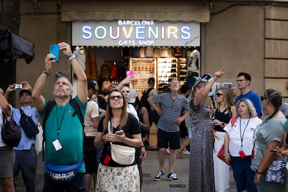 Turistas en la zona de la Sagrada Familia en una imagen de archivo.