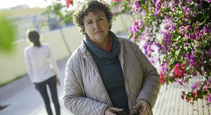 María Salmerón, posa en las cercanías de su casa. Al fondo su hija.