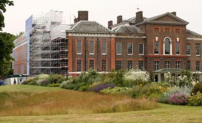 El palacio de Kensington todav&iacute;a con los andamios de la reforma.