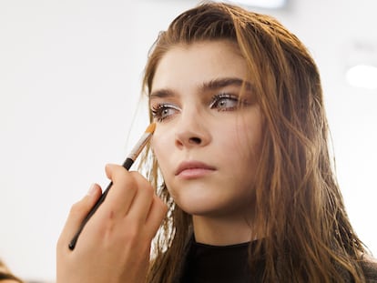 Los maquilladores profesionales utilizan el iluminador y el corrector para tratar el rostro en distintas situaciones. GETTY IMAGES.