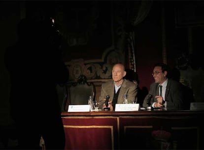 El fotógrafo brasileño Sebastiao Salgado, premio Príncipe de Asturias de las Artes 1998, acompañado del rector de la Universidad de Oviedo, secunda el apagón en medio de la rueda de prensa que estaba ofreciendo en el Paraninfo.