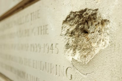 Detalle de un bombardeo de la Segunda Guerra Mundial en Victoria and Albert Museum, Londres 