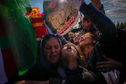 Un grupo de familiares llora la muerte de sus seres queridos en un funeral de siete soldados en Kobane (Siria).