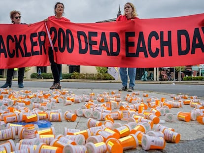 Manfiestantes protestan contra las farmacéuticas en Stamford, Connecticut. 