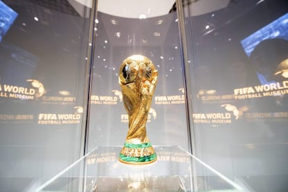 El trofeo de la Copa del Mundo de la FIFA expuesto en una vitrina en el Museo del Fútbol Mundial de la FIFA en Zürich.