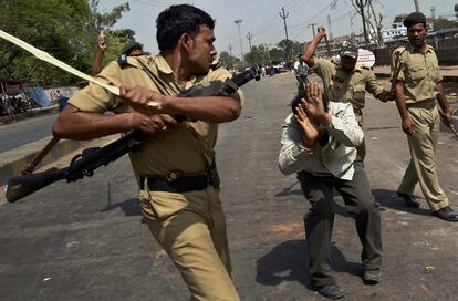 Tres agentes de la policía india golpean a un manifestante durante la protesta de nacionalista indios contra la apertura de una sede da la Universidad musulmana de Aligarh en Patna, en el estado de Bihar.
