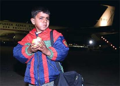 Un niño iraquí a su llegada al aeropuerto de Málaga.