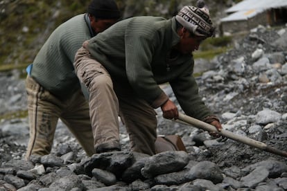 Dos mineros trabajan en las “piscinas” de la mina, donde se depositan los escombros producto de la extracción. Solo tres de las 72 cooperativas de Pelechuco tiene licencia ambiental. Los ríos de la región están contaminados con mercurio, el agua no es potable y la vegetación se seca.