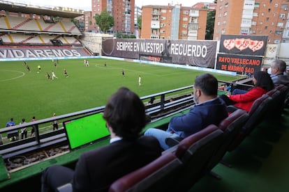 Santiago Abascal y Rocío Monasterio, en el palco del Rayo Vallecano este lunes.