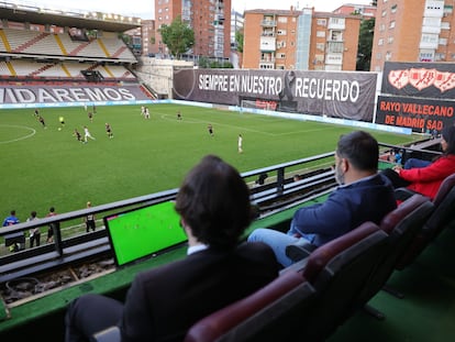 Santiago Abascal y Rocío Monasterio, en el palco del Rayo Vallecano este lunes.