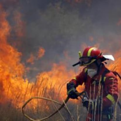 Un bombero realizando labores de extinción en los alrededores de Alcublas y Liria (Valencia)