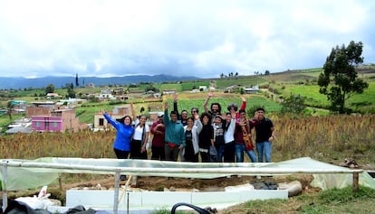 El equipo que ha participado en el biodigestor celebra el final del proyecto en la finca de Olmes Jiménez.