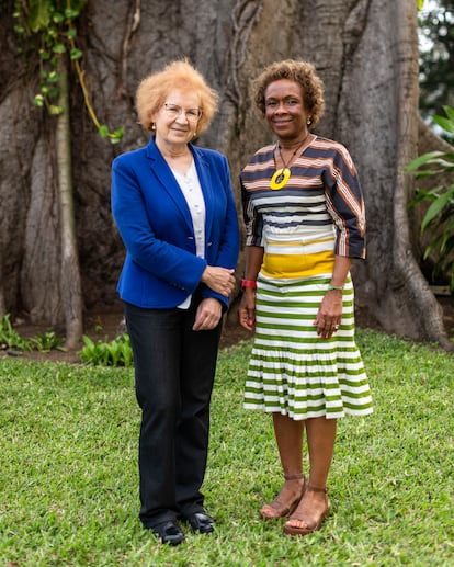 La científica española con Marie-Agne Saraka-Yao, responsable de movilización de recursos de la alianza global para las vacunas (Gavi).
