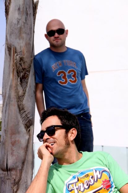 Imagen de los integrantes del grupo Guaraná, Juanra Arnáiz (sentado) y David Navarro.