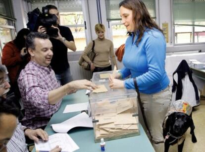 La invidente Alba vota sola en Valencia sin necesidad de acompañante