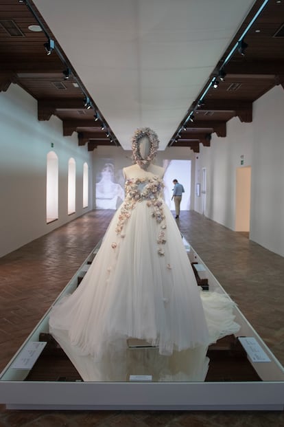  La aportación de los diseñadores a la moda nupcial se muestra en 'Novias universales', que transita hacia la luz tenue para abordar la contemplación de las últimas prendas, 26 en 'Estrellas en la noche', donde está la moda de noche y los trajes de gala.