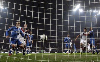 Los jugadores de Alemania y de Italia observan cómo el disparo de Hummels traspasa la línea de gol.