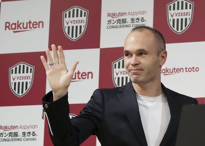 El centrocampista internacional español Andrés Iniesta firmó su nuevo contrato como jugador del Vissel Kobe nipón, durante su acto de presentación celebrado en Tokio ante una gran expectación.