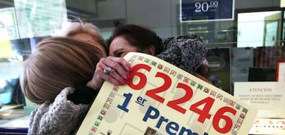 Tres mujeres celebran el premio Gordo del sorteo de Navidad en 2013 en Leganés.