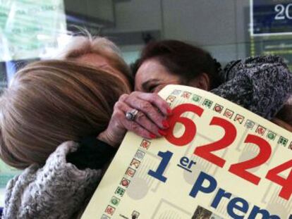 Tres mujeres celebran el premio Gordo del sorteo de Navidad en 2013 en Legan&eacute;s. 