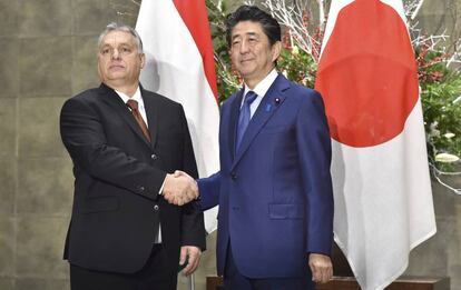 Shinzo Abe, con su homólogo húngaro Viktor Orban.