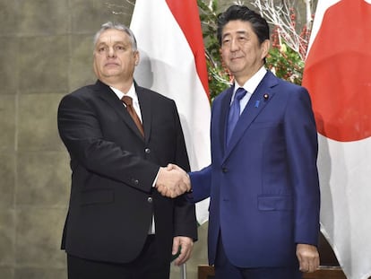 Shinzo Abe, con su homólogo húngaro Viktor Orban.