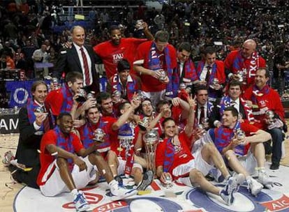 El equipo vitoriano celebra la victoria en la final de la Copa del Rey tras vencer al Unicaja en la prórroga