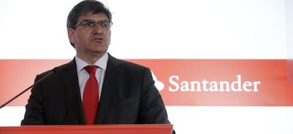 GRA106. BOADILLA DEL MONTE (C. DE MADRID), 27/02/2016.- El consejero delegado del Banco Santander, Jos&eacute; Antonio &Aacute;lvarez (c), durante la presentaci&oacute;n de los resultados del grupo correspondientes al primer trimestre del a&ntilde;o. El Banco Santander obtuvo un beneficio neto de 1.633 millones de euros entre enero y marzo, lo que representa un recorte interanual del 4,9 %, b&aacute;sicamente por el efecto de los tipos de cambio. EFE/Zipi