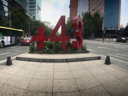 El antimonumento para recordar a los 43 estudiantes desaparecidos de Ayotzinapa sobre la avenida Paseo de la Reforma.