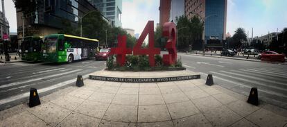 El antimonumento para recordar a los 43 estudiantes desaparecidos de Ayotzinapa sobre la avenida Paseo de la Reforma.