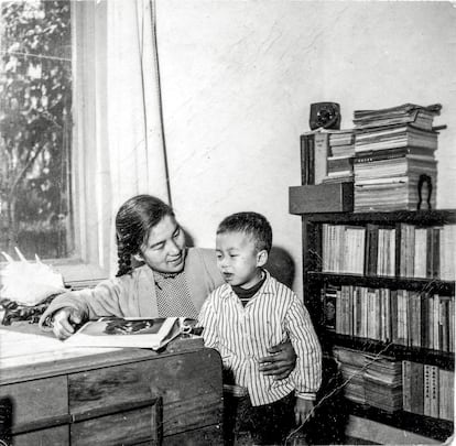 Ai Weiwei con su madre, Gao Ying, en Shihezi, en la provincia de Xinjiang en 1962.
