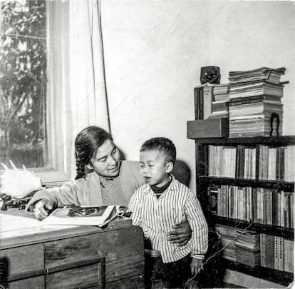 Ai Weiwei com sua mãe, Gao Ying, em Shihezi, na província de Xinjiang, em 1962.