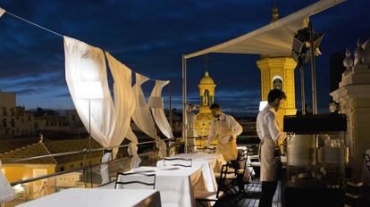 Terraza del restaurante María Trifulca, en Sevilla, con las torres de la capilla del Carmen (de 1928 y proyectada por el arquitecto Aníbal González) al fondo.