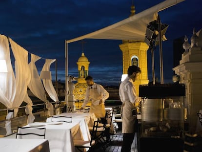 Terraza del restaurante María Trifulca, en Sevilla, con las torres de la capilla del Carmen (de 1928 y proyectada por el arquitecto Aníbal González) al fondo.