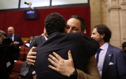 El líder de Vox, Santiago Abascal, saluda al portavoz en el Parlamento andaluz del grupo, Francisco Serrano, antes del pleno de investidura.