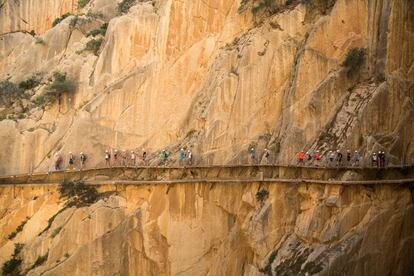 Un grupo de visitantes en el Caminito del Rey, en el paraje natural del Desfiladero de los Gaitanes (Málaga).