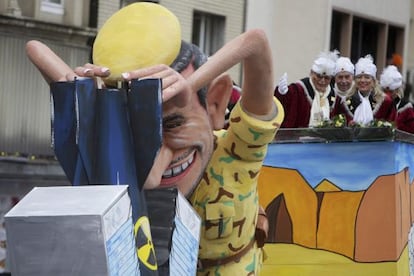 Un mu&ntilde;eco del presidente iran&iacute; Mahmud Ahmadineyad en el carnaval de Duseldorf.