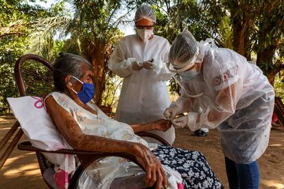 La enfermera Mayra Leandro trabaja con la voluntaria de salud de la Especial Indígena en el distrito de Salud de Mato Grosso do Sul que atiende a pacientes en la aldea de Lagoinha. Analizan su nivel de azúcar en sangre, ya que muchos indígenas padecen diabetes.