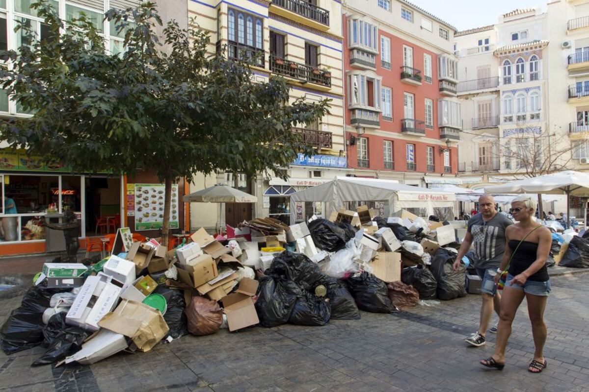Málaga acumula más de 1.200 toneladas de basura por la huelga ...