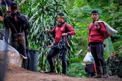 Miembros de la policía tailandesa caminan frente a la cueva de Tham Luang Nang Non, el 3 de julio de 2018. 